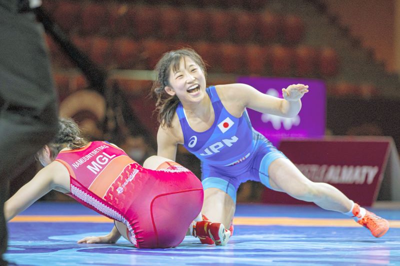 レスリング五輪アジア予選女子50キロ級で勝利し喜ぶ須崎優衣選手=4月、アルマトイ(共同)