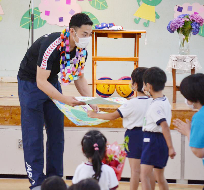 園児から励ましの寄せ書きや花束を受け取る大川選手=23日、八千代市