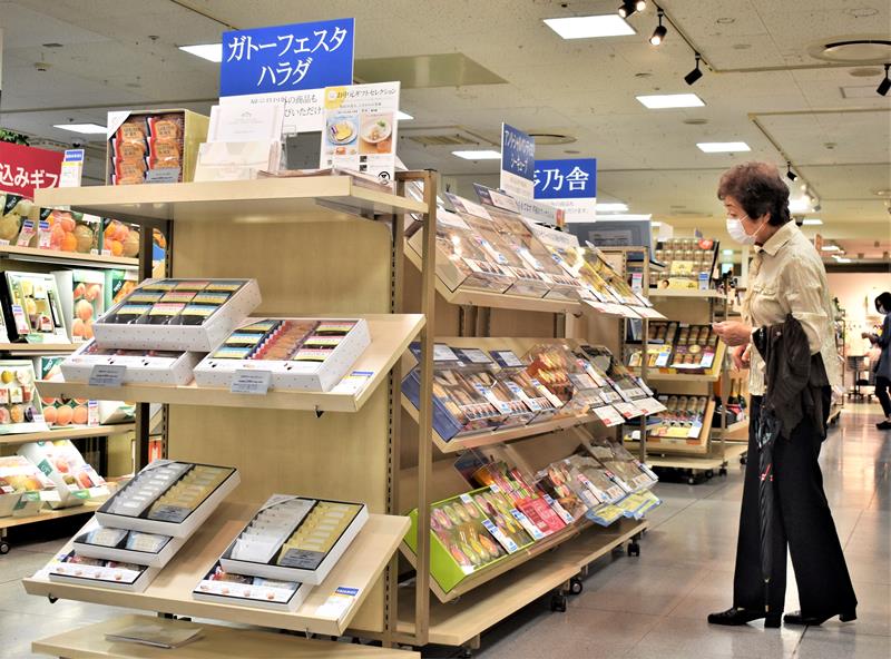 混雑のピークを避けた「お中元ギフトセンター」で品定めする買い物客＝５日、千葉市中央区のそごう千葉店