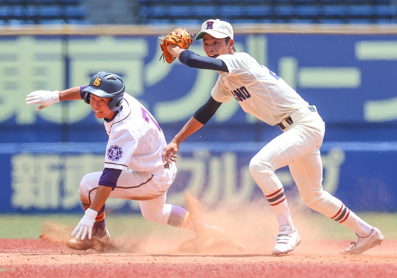 昭和学院―習志野　１回裏昭和学院２死一塁、間（左）が二盗を試みるもタッチアウト。遊撃手斎藤＝ＺＯＺＯマリン