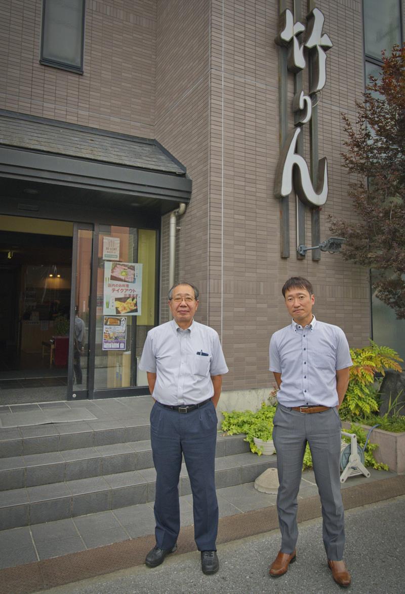 茂原市で日本料理店「竹りん」を営む新沢敏夫さん（左）（共同）