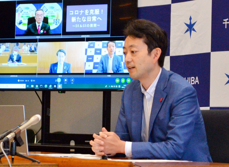 全国知事会の新型コロナウイルス対策本部会議で県内の感染状況を説明する熊谷知事＝１日午後、県庁