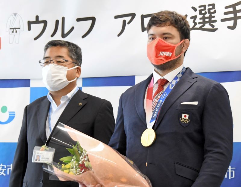 金メダルを胸に内田浦安市長（左）を表敬訪問したウルフ・アロン選手＝１１日