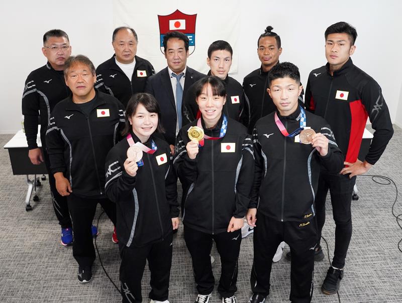 東京五輪のオンライン報告会に出席した並木月海（前列左）ら（（Ｃ）日本ボクシング連盟）