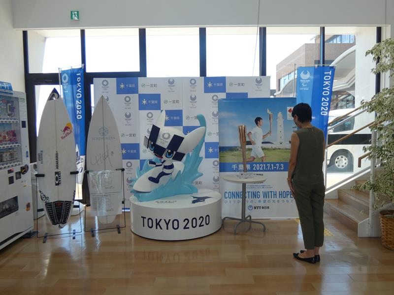 大原選手のサイン入りサーフボードや聖火トーチが展示されているロビー＝一宮町役場