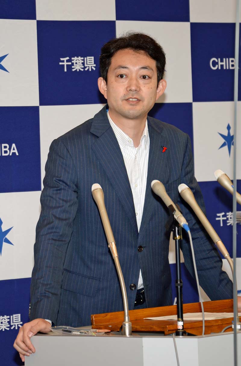 報道陣の取材で、緊急事態宣言を９月１２日まで延長する政府方針に理解を示す熊谷知事＝１７日、千葉県庁