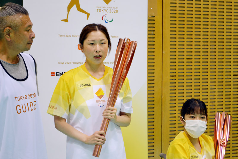 聖火ランナーを務めた渡辺紫帆さん（中央）