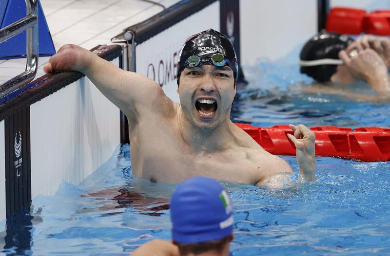 男子100メートル自由形(運動機能障害S4)で優勝しガッツポーズする鈴木孝幸=東京アクアティクスセンター(共同)