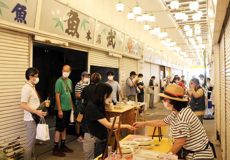朝市では朝食用の弁当や地元産の野菜などが販売された=29日、市原市