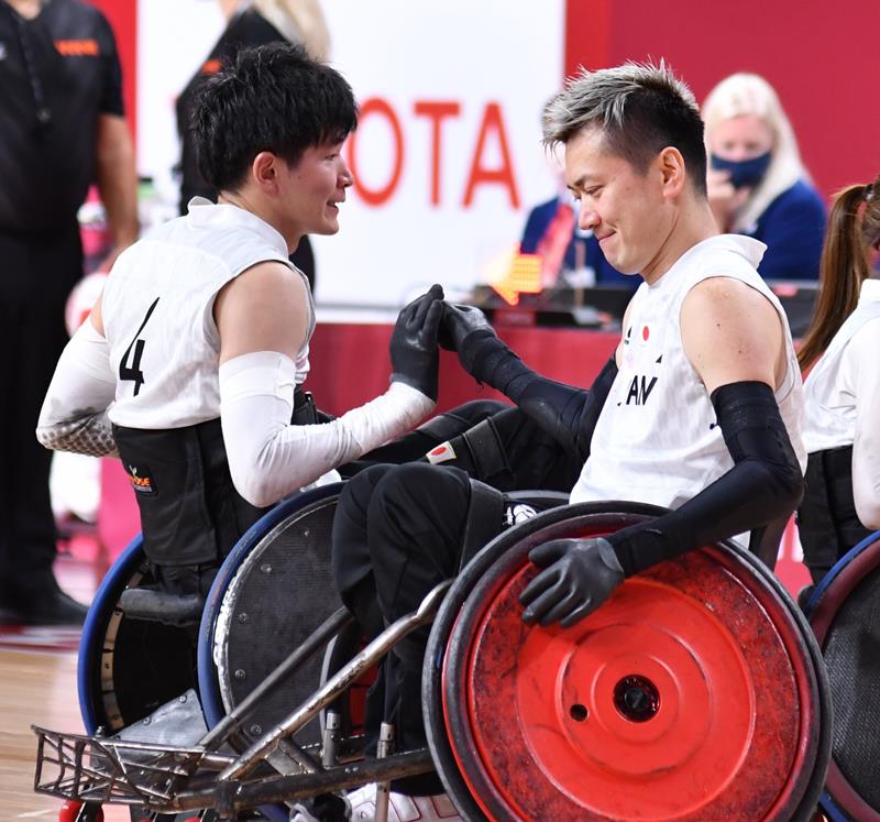 オーストラリアに勝利し銅メダル獲得を決め、タッチする羽賀(左)と今井=国立代々木競技場