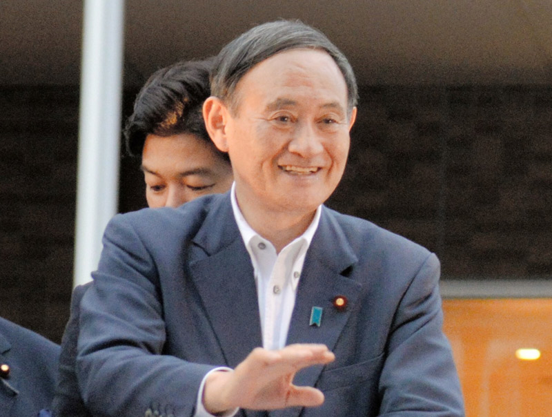 2019年の参院選で、千葉県内の有権者に手を振る菅官房長官(当時、現首相)=船橋市