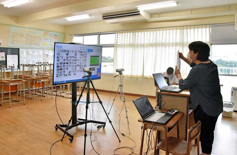 カメラや大型モニターの前でオンライン授業をする教員＝１日、勝浦市立勝浦中