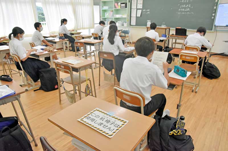 人数を半分に減らした勝浦中の教室