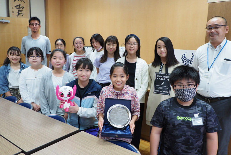 受賞を喜ぶ「オリパラ推進隊」の児童たち=木更津市立清見台小