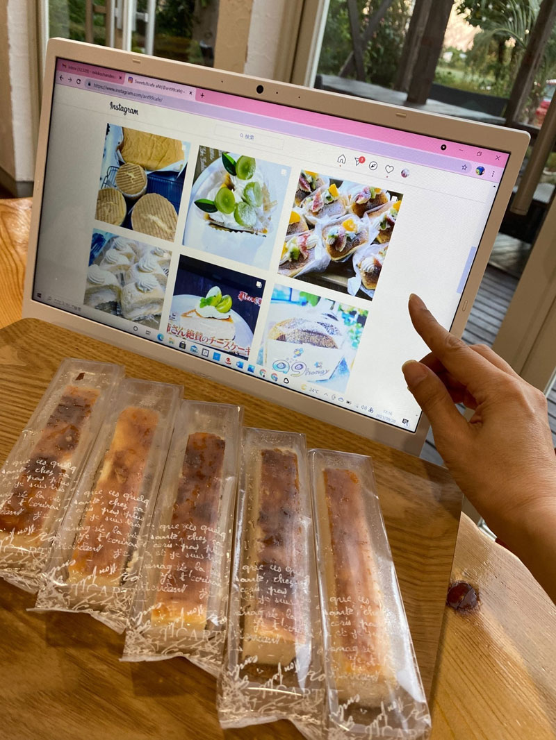 ミキティランドがＰＲを担当し売り上げが上がったケーキ店の商品と、監修したＳＮＳの画面＝九十九里町