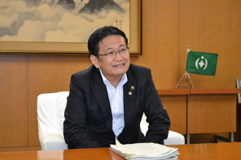 市長就任からの半年を振り返りつつ、市政運営の展望を語る神谷市長＝千葉市役所