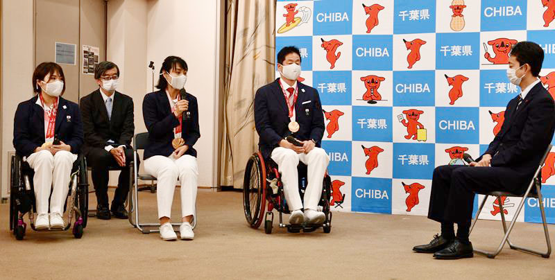 熊谷知事を表敬訪問し、メダル獲得を報告する杉野選手（右から３人目）ら＝８日、千葉県庁