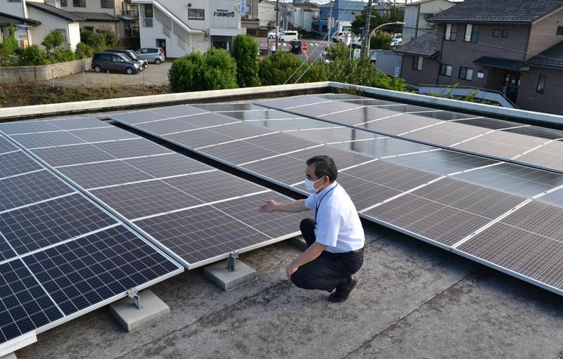 屋上に設置された太陽光発電設備＝千葉市花見川区