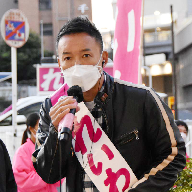 京成千葉駅前で演説するれいわ新選組の山本代表＝２６日、千葉市中央区
