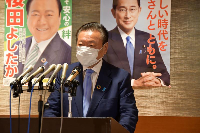 小選挙区の議席を失い、敗戦の弁を述べる桜田氏＝３１日、柏市