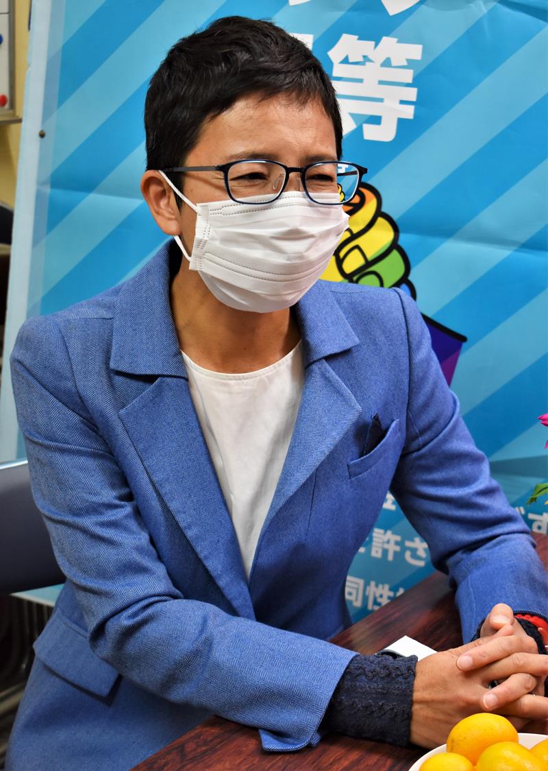 開票結果を待ちつつ、選挙戦を振り返る浅野氏＝３１日、松戸市