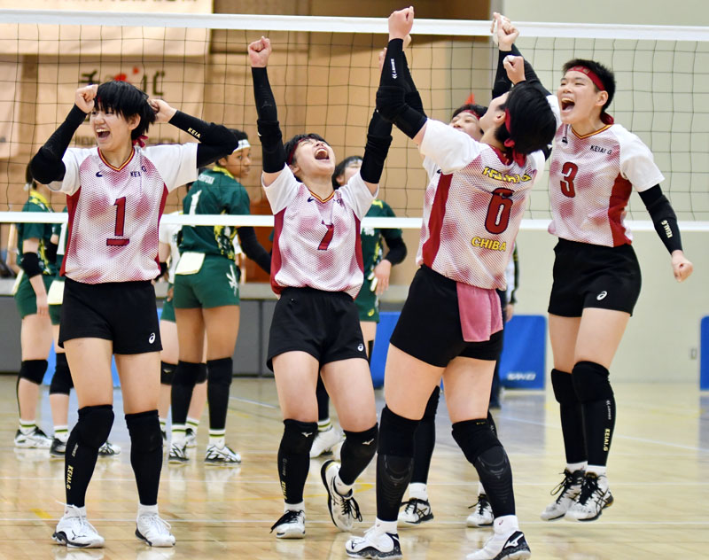 敬愛学園―市船橋　初の３連覇を達成し喜ぶ敬愛学園の梅川（左端）ら＝明海大