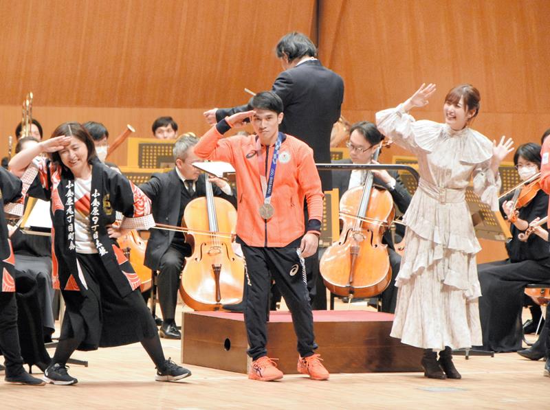 千葉交響楽団の「パプリカ」の演奏に合わせて踊る谷川選手（中央）
