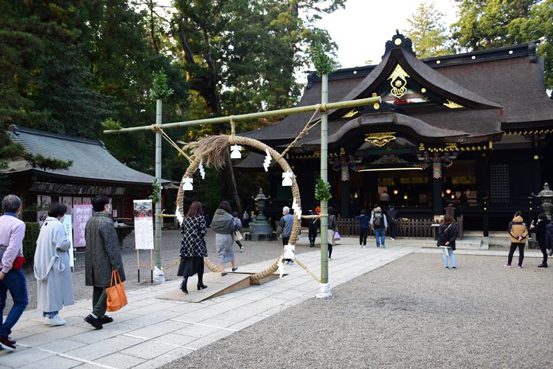 心身の汚れを清めるための茅の輪が設置されている＝香取市