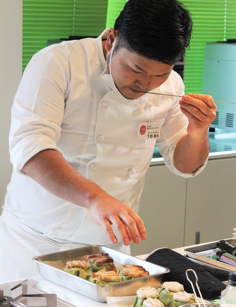 房総ジビエコンテストで調理する下田さん＝千葉市緑区