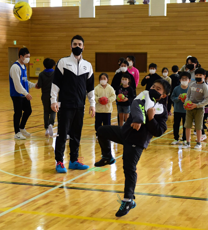 土井選手の指導を受けてシュートに挑戦する子ども=多古町