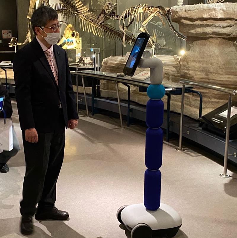 恐竜の化石について説明する真鍋副館長(国立科学博物館提供)