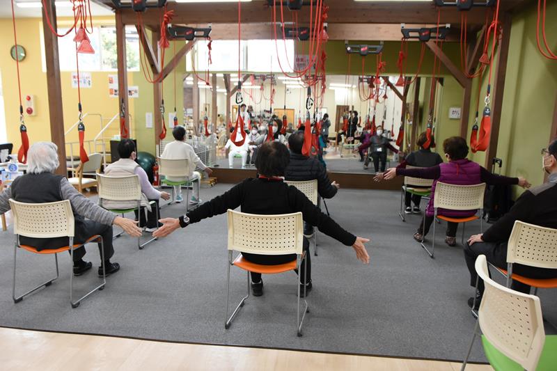 体操を行う「リハビリスタジオてぃーだ八千代高津」の通所者ら=八千代市