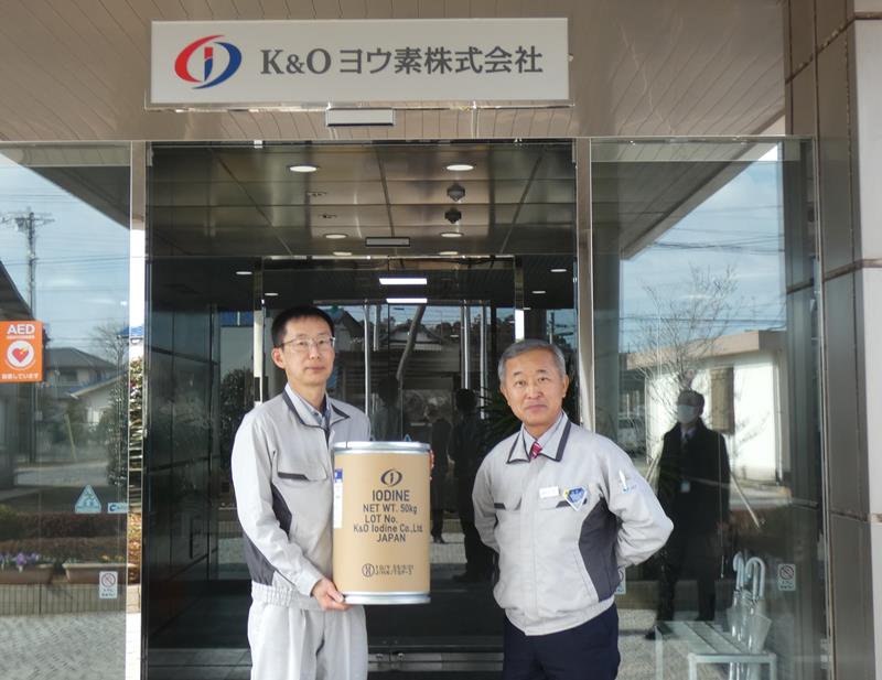 ヨウ素の出荷用容器を紹介する高橋代表(右)と堀沢栄総務部長