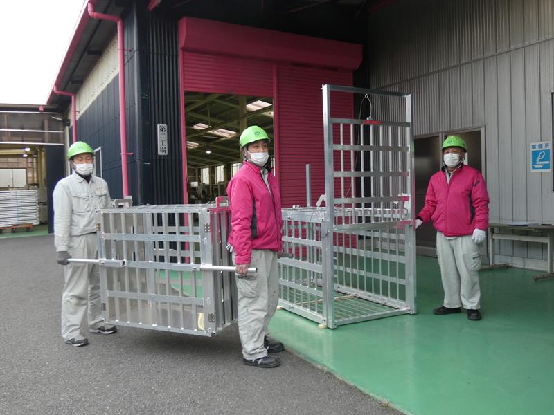 房総プラントが開発したアルミ製の鳥獣捕獲用檻(右)と搬送箱=白子町