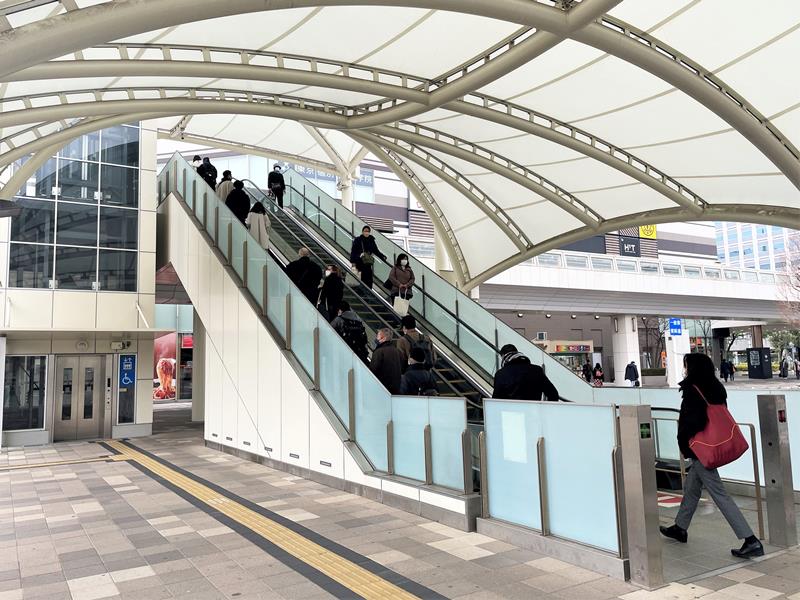 幕張メッセでの競技開催に向け、JR海浜幕張駅前に整備されたエレベーターとエスカレーター=千葉市美浜区