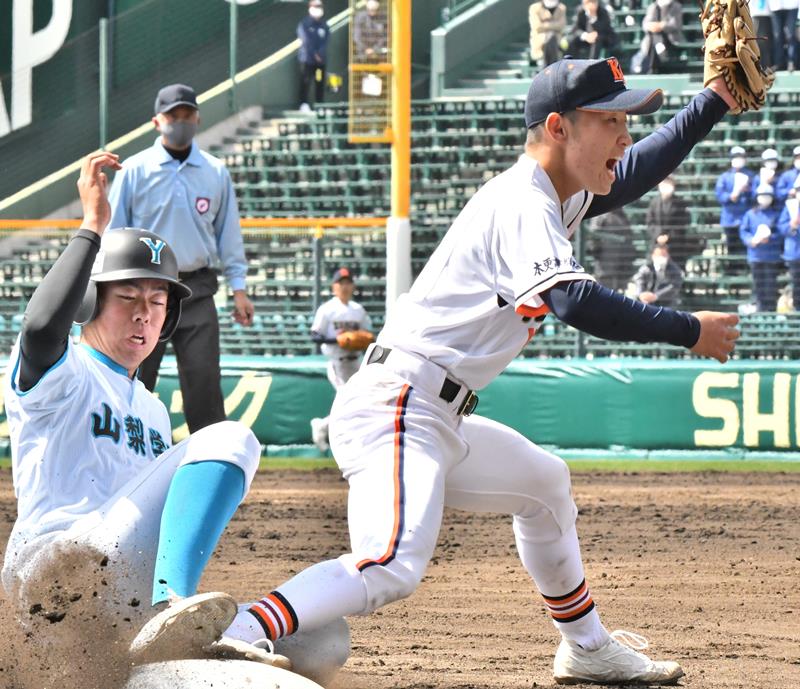 13回表山梨学院無死一、二塁、木更津総合・越井が三塁の菊地(右)に送球しバント進塁を防ぐ