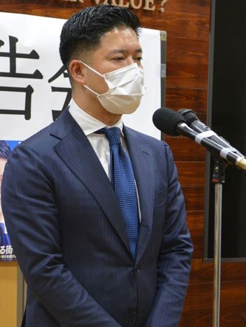 敗戦の弁を述べる村越氏=27日午後11時半すぎ、市川市市川