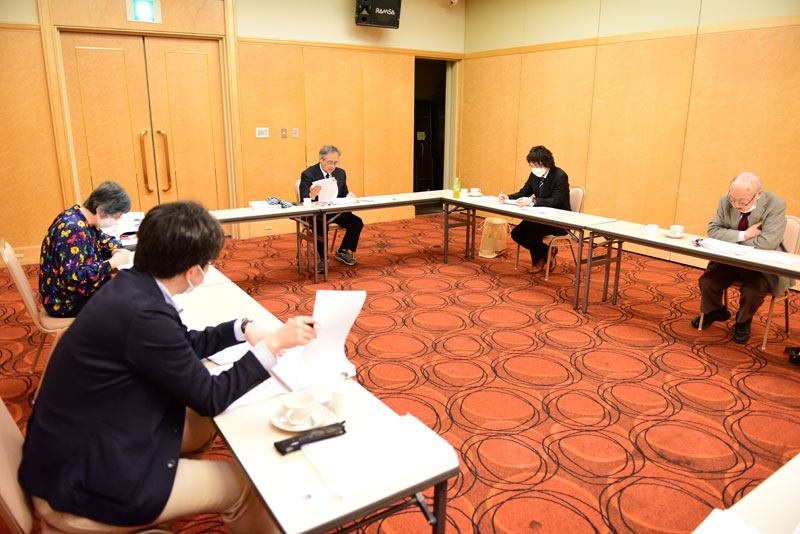 候補作を厳正に審査する選考委員＝１２日、千葉市中央区のホテル