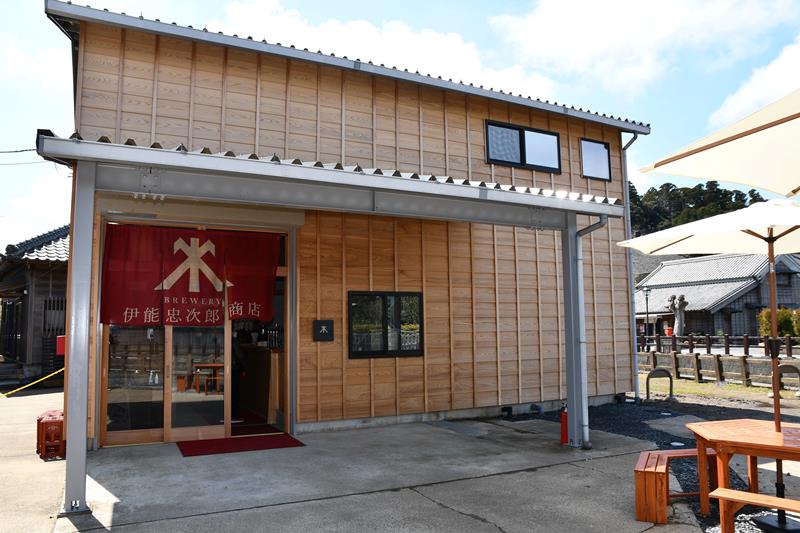古い町並みが残る小野川沿いの倉庫を改修し、レストランに生まれ変わった伊能忠次郎商店=香取市