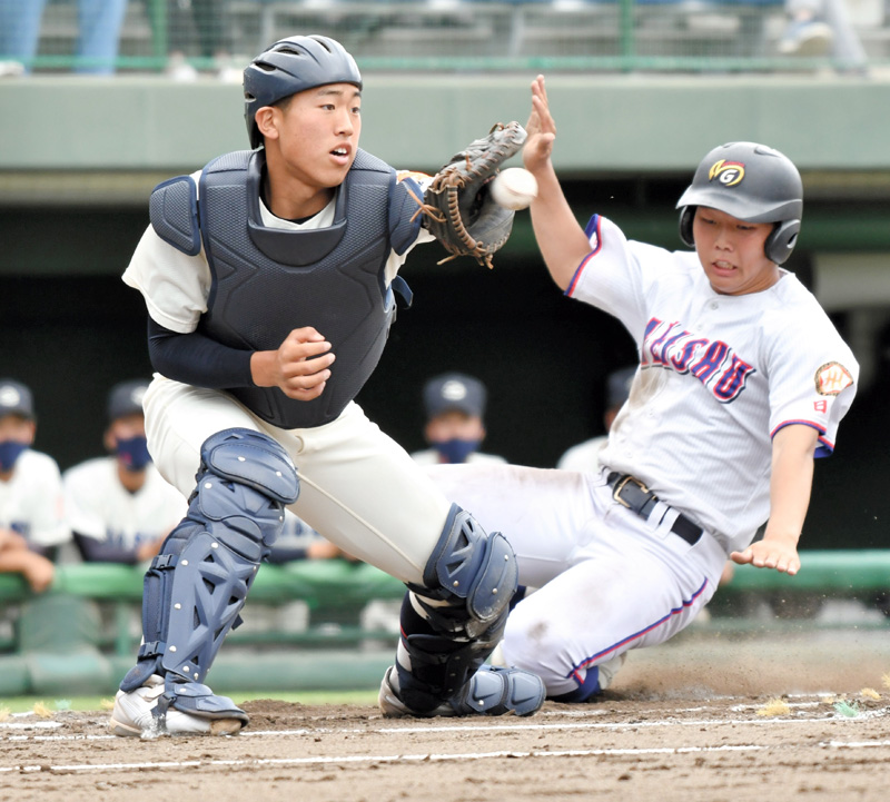 明秀学園日立―銚子商　１回裏明秀学園日立２死二塁、右前打で二走本坊が生還。捕手加藤＝栃木県総合