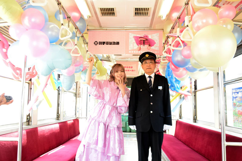コラボ電車に乗車したきゃりーぱみゅぱみゅさん（左）と竹本勝紀社長