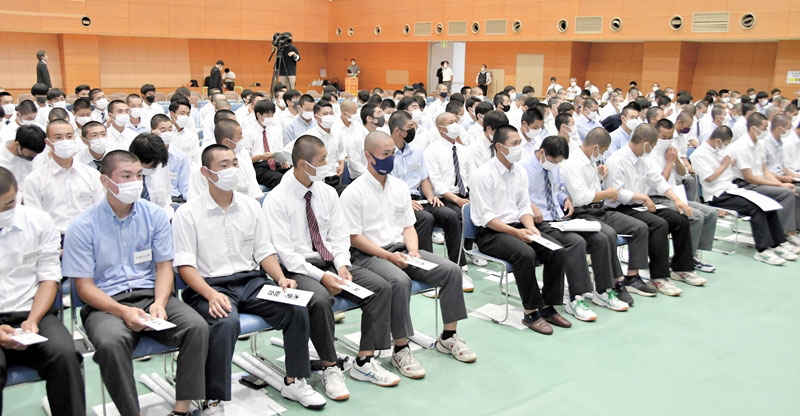 組み合わせ抽選を待つ各チームの主将ら＝２３日、千葉市稲毛区