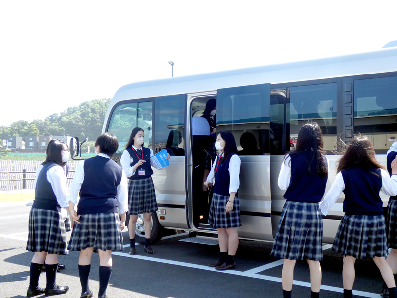 ガイド役で参加者を誘導する生徒=一宮町