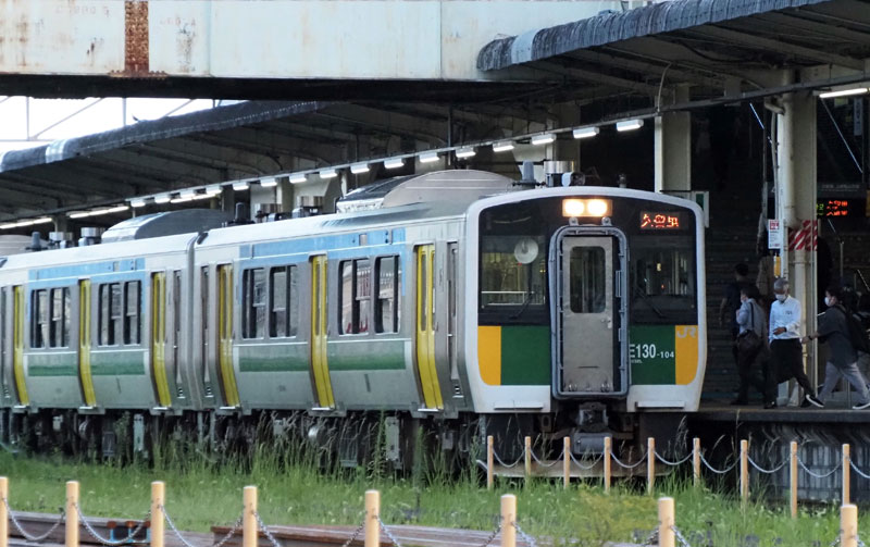 JR木更津駅ホームで発車を待つ久留里線の車両=28日、木更津市