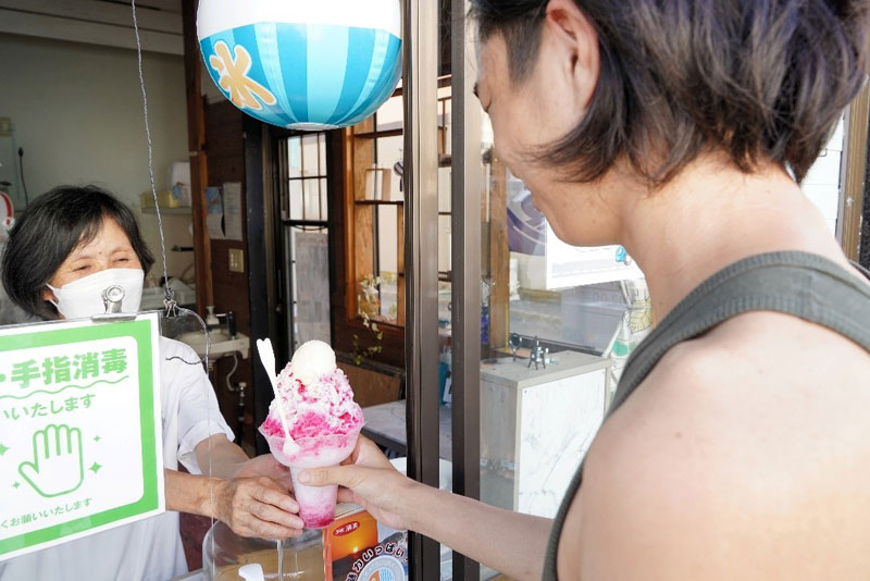 今年初めて真夏日になり、涼を求める客が次々と足を運んだ勝浦市のかき氷店=28日午後