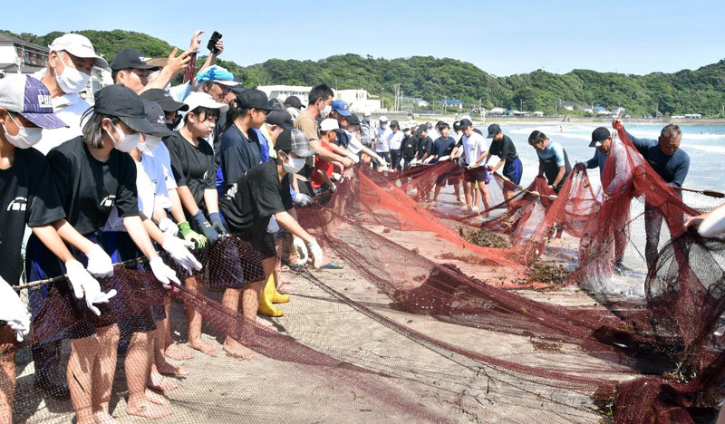 地引き網漁を体験する勝浦の中学生ら=勝浦市内