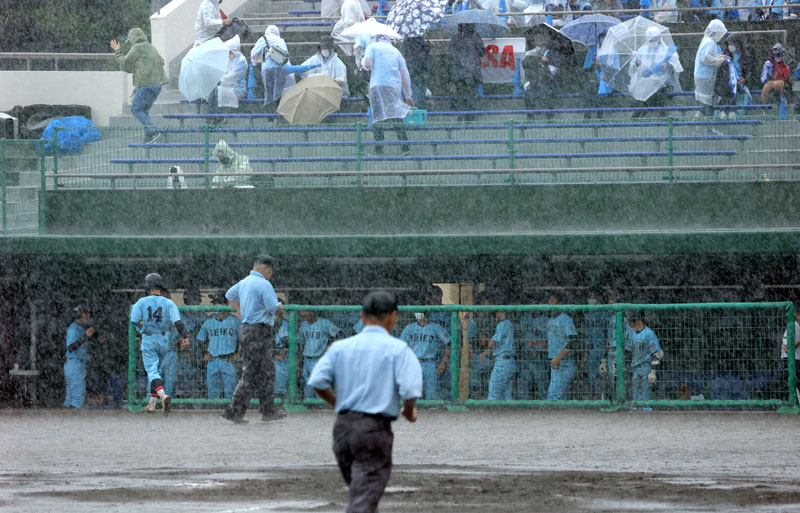 我孫子－成田　８回裏我孫子無死一、二塁の場面で雨脚が強まり中断し、規定により再試合になった＝成田大谷津