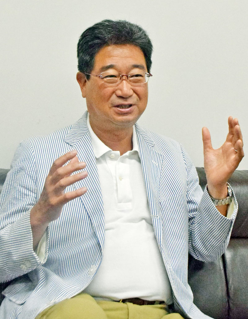 インタビューに答える坂本氏＝銚子市内