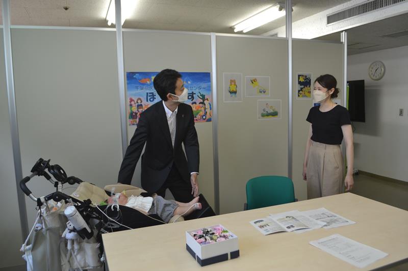 熊谷俊人知事(中央)が相談窓口を視察し、利用者からの要望を聞いた=1日、千葉市緑区