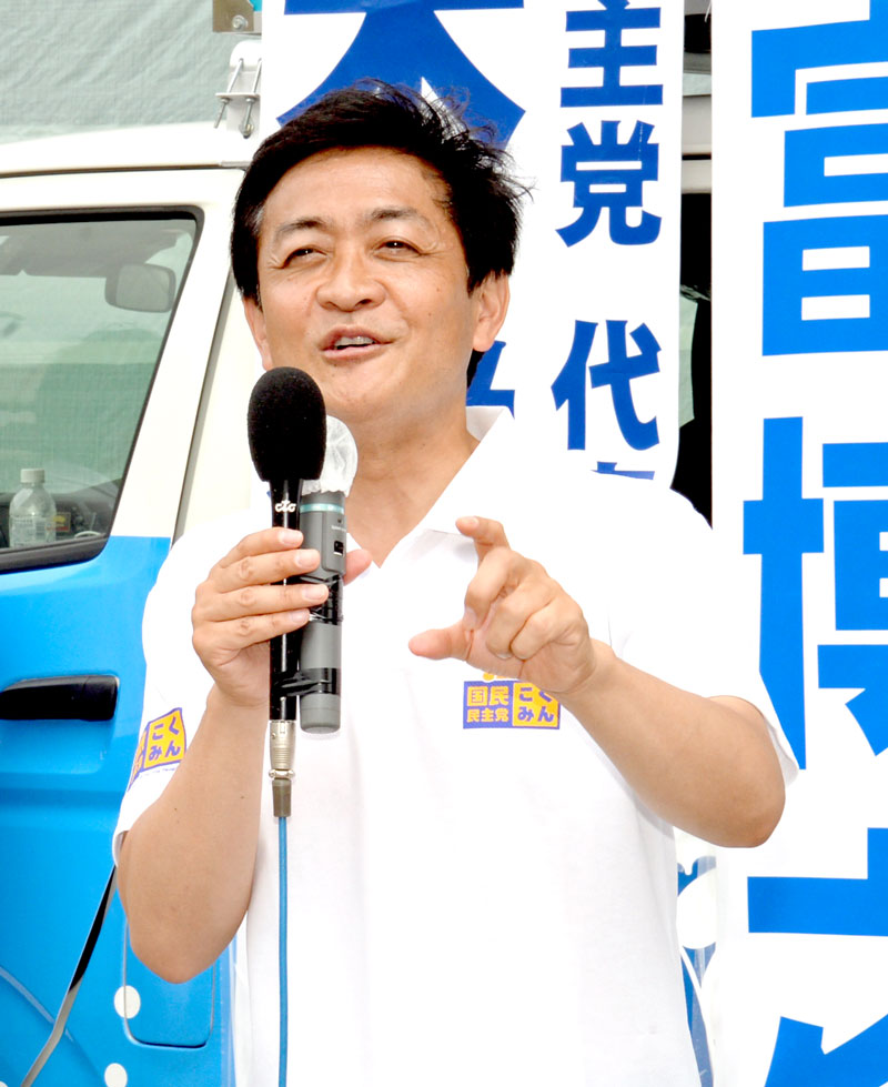 演説する国民民主党の玉木代表=5日、JR千葉駅前